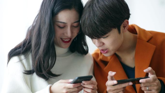 年轻夫妇一起使用智能手机