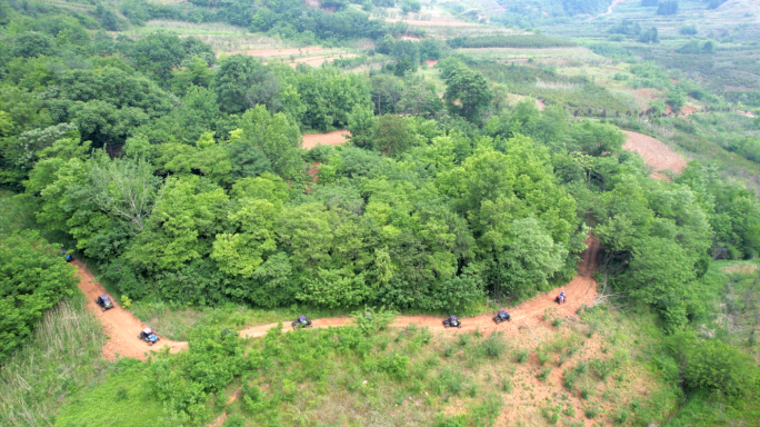 户外越野四轮摩托车穿越山地森林泥坑河道