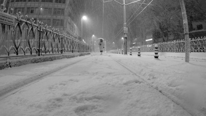 4k视频伊斯坦布尔卡拉科伊tramvay降雪