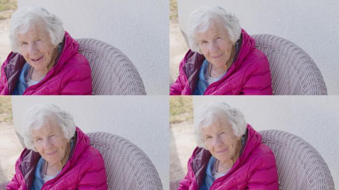 100岁高龄女性抬头看着摄像机的手持式照片