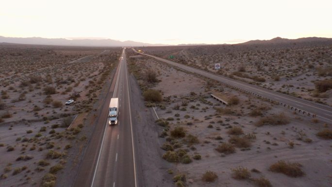 美国西部乡村州际公路上的长距离半挂汽车