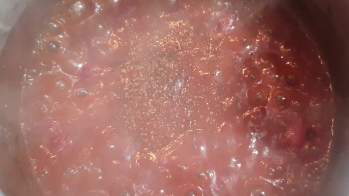 锅里煮番茄酱做饭蒸煮果汁