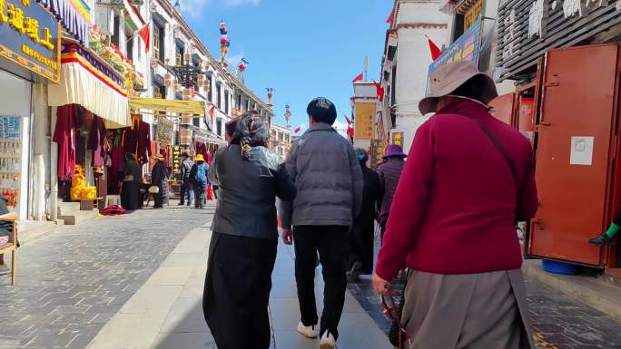 西藏拉萨大昭寺八廓街转经的信众游客。