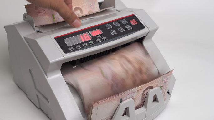 泰国纸币特写镜头1000泰铢（1,00泰铢）在纸币计数器机器中计数，货币，计数，银行计数器，机器，纸