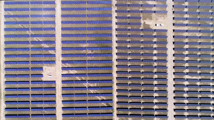 各种角度的大片光伏太阳能发电站航拍