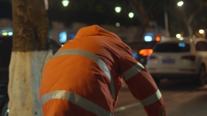 【4K】夜间环卫工人打扫街道