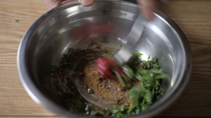 制作素食沙拉酱倒沙拉油