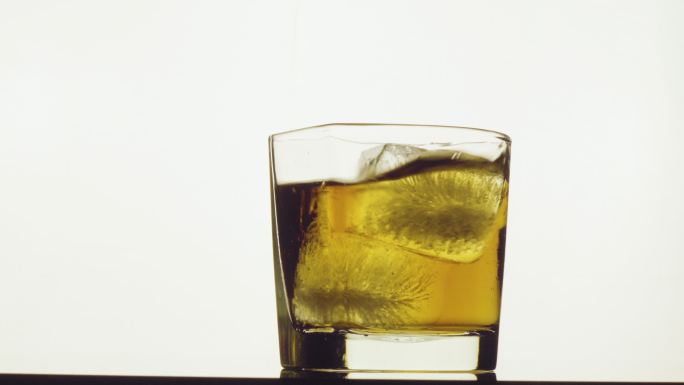 在威士忌杯中加入冰块。