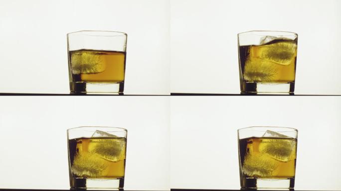 在威士忌杯中加入冰块。
