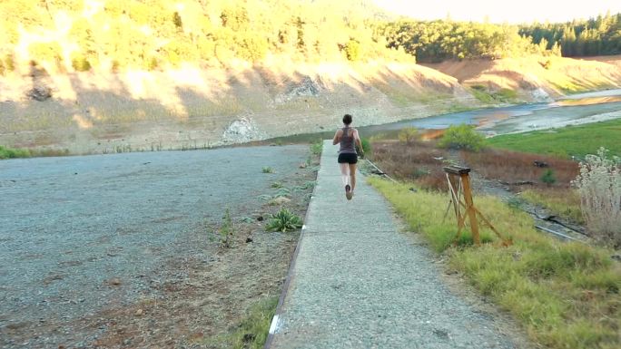 年轻女子在球场上锻炼和跑步