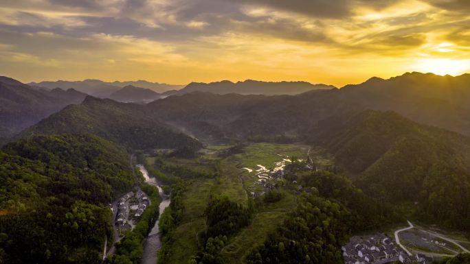 4K延时航拍贵州梵净山小镇朝霞美景