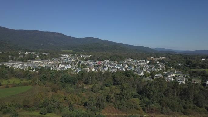 有山的景观山村