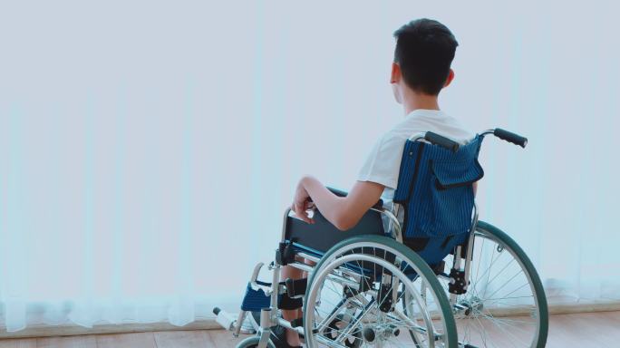 医院里的残疾男孩轮椅上的青年视频素材孤独