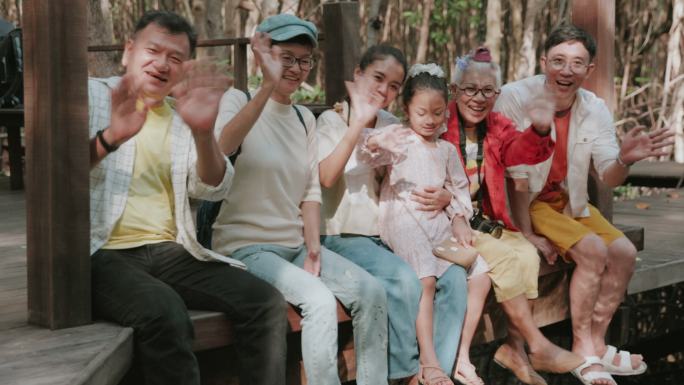 快乐面对泰国家庭旅游团自然股票视频