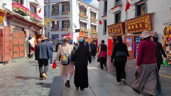 西藏拉萨八廓街转经的藏民信众