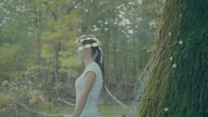 森林浴疗法。一名女子用脑部扫描仪连接到老树上