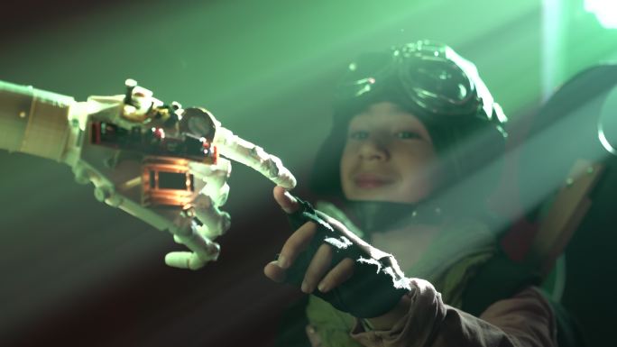 男孩扮演虚拟电子游戏角色与半机器人互动的视频