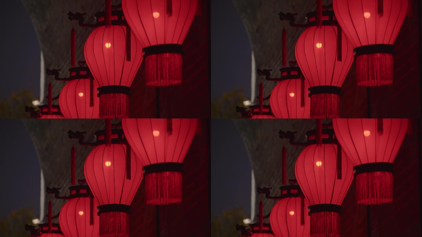 晚上古城墙顶上的龙旗和灯笼/中国陕西西安