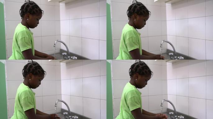 幼儿园卫生间女孩洗手