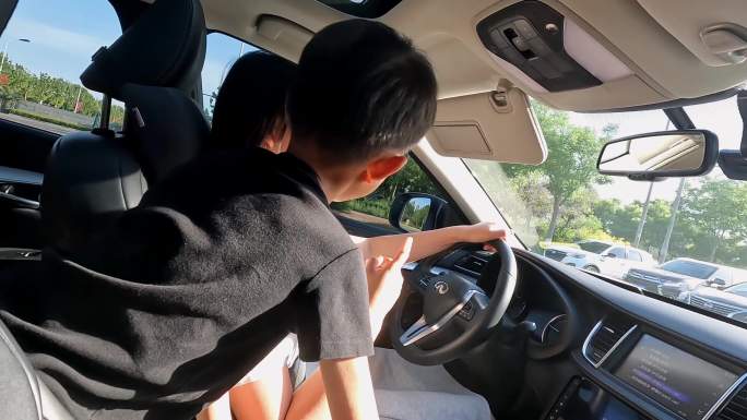 女司机开车 女司机带孩子 车窗外风景车轮