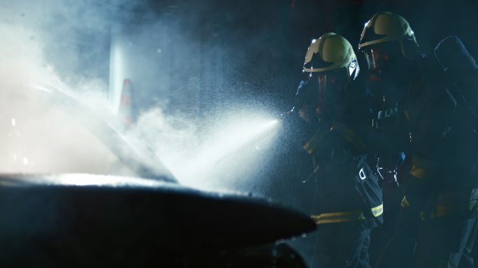 斯洛莫消防队员扑灭了一辆夜间发生火灾的汽车