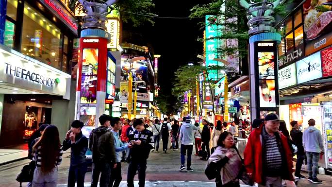 中国台北西门町购物街年轻顾客的夜景