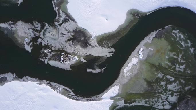 冰封的冬日河湖上的春冰漂流飞越龙头形状-无人机收藏库存视频