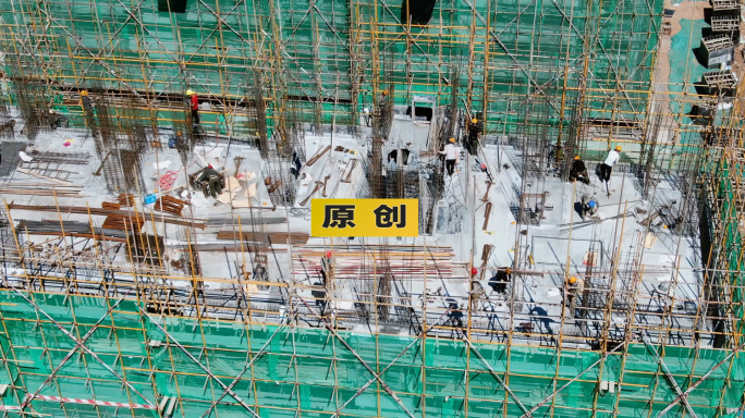 航拍楼顶建筑工人