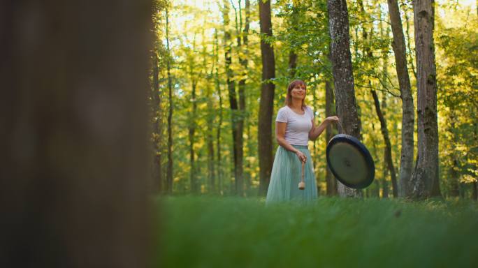 一个在森林里敲锣打鼓的女人