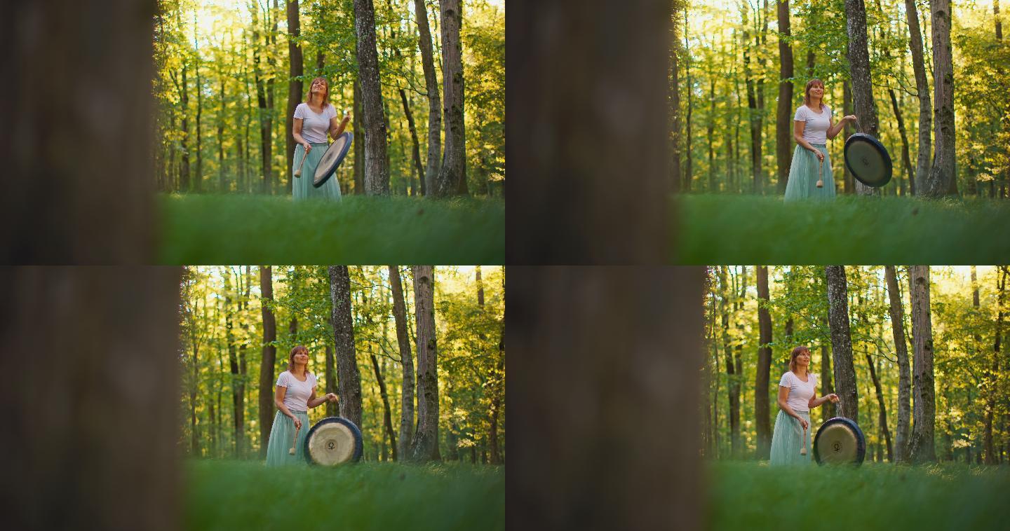 一个在森林里敲锣打鼓的女人