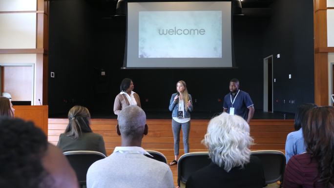 女性影响者欢迎人群参加研讨会