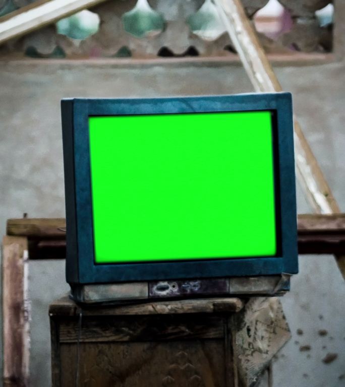 垃圾堆上有彩色按键屏幕的复古电视