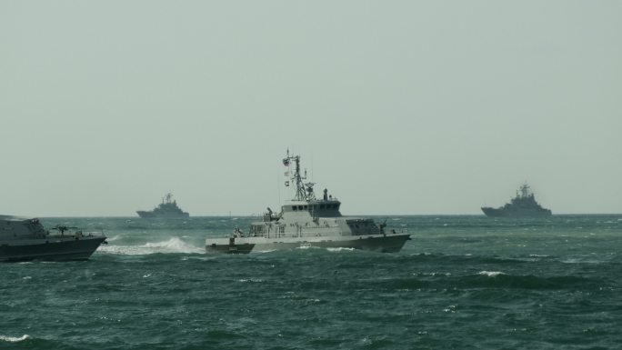 海军演习中的海岸警卫队船只