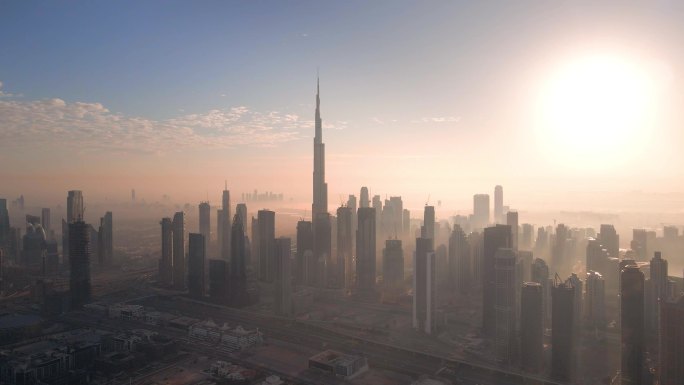 迪拜市中心的空中天际线，阿拉伯联合酋长国的摩天大楼耸立在主要城市公路之上