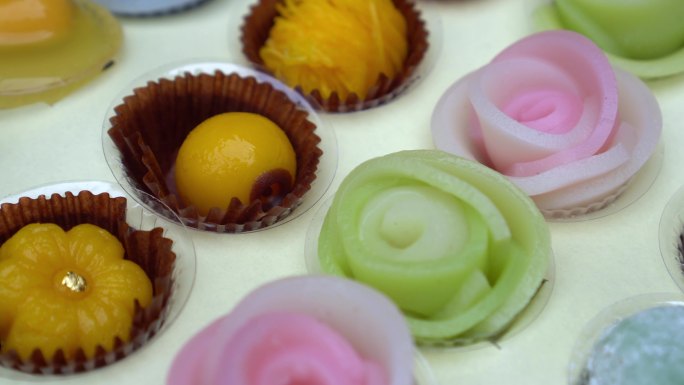 在白色盘子上特写各种美丽的泰国甜点。