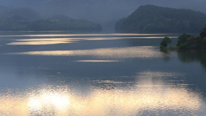 浙江山水水面倒影延时光影湖面蓝色波光早晨