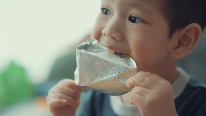 喜欢吃橘子蛋糕的孩子们，每天都在过着孩子的生活。