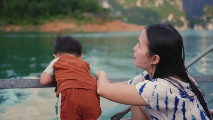 母亲和儿子在泰国高索国家公园乘船旅行