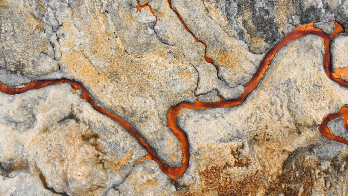自然形态和矿泉水流的正上方视图
