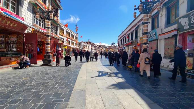 西藏拉萨大昭寺八廓街转经的信众游客