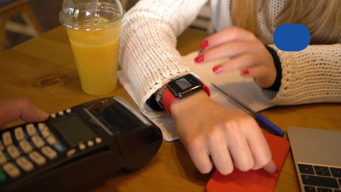 咖啡馆少女用智能手表非接触付费