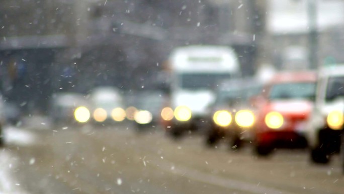 雪中的交通，雪花，湿滑路面上的汽车交通