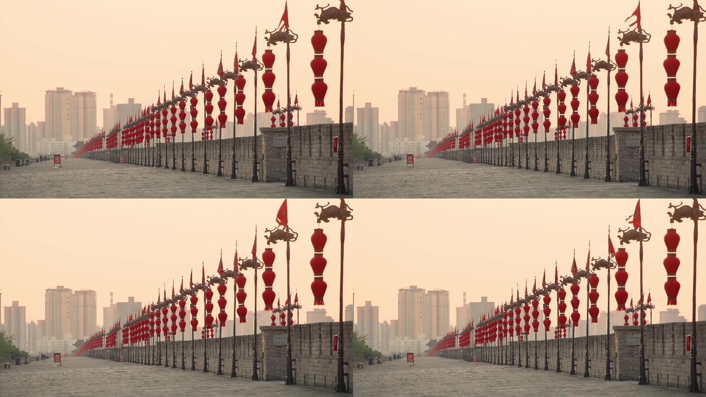 日落时古城墙顶部的龙旗和灯笼/中国陕西西安