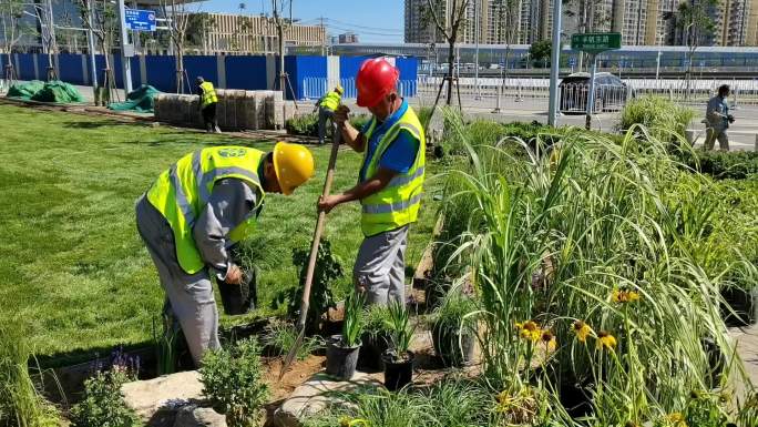 街心公园绿化工人种花种草 北京地标