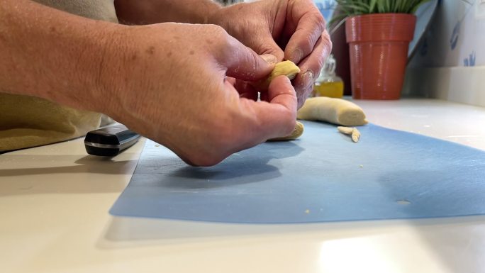 男厨师在国内厨房为鸡汤面做面条慢镜头系列