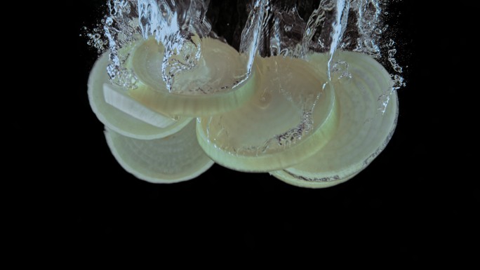 洋葱片掉入水中慢动作升格视频素材素材美食