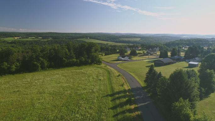 宾夕法尼亚州门罗县波科诺斯风景鸟瞰图。阳光明媚的夏日早晨。从田野和森林到Kunkletown，再到路