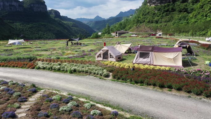 航拍重庆南川区万卷书台露营基地风光