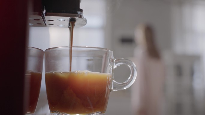 自动咖啡机制作咖啡