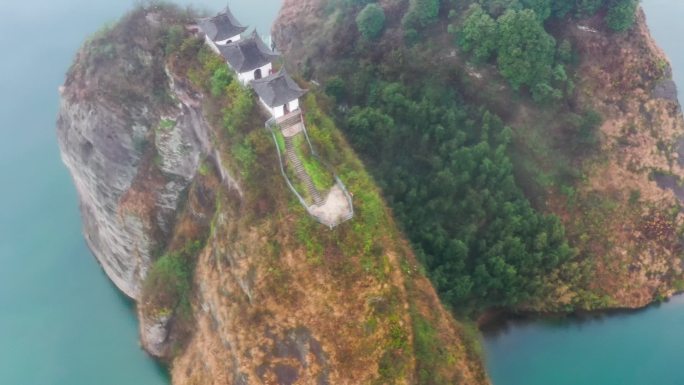 湖南鸟瞰图孤岛小岛石头山山顶房子视频素材